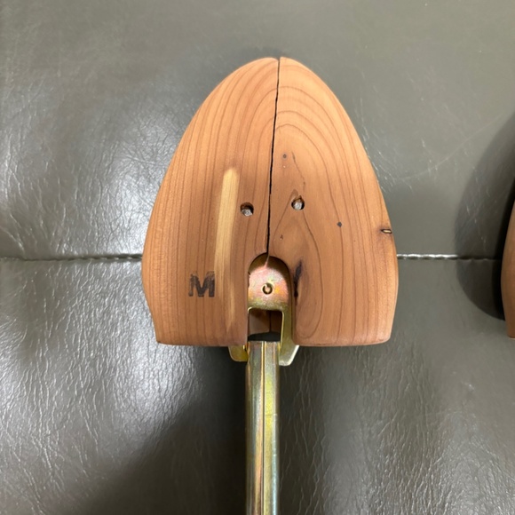 Cedar shoe trees - women's - Picture 3 of 4